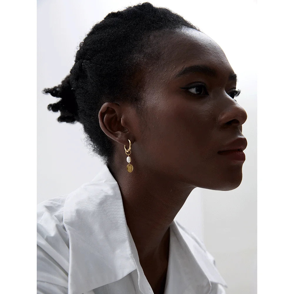 Brinco em Ouro 18k Pendente Pérola Detalhe Flor