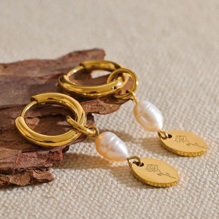 Brinco em Ouro 18k Pendente Pérola Detalhe Flor