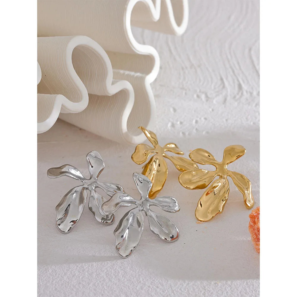 Brinco em Ouro 18k Flor Orgânica Assimétrica