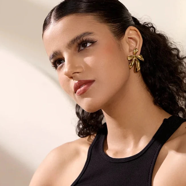 Brinco em Ouro 18k Flor Orgânica Assimétrica