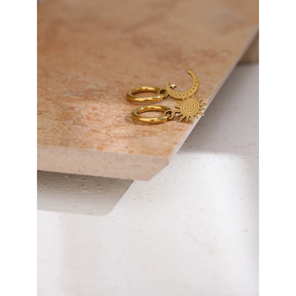 Brinco em Ouro 18k Sol e Lua Assimétrico