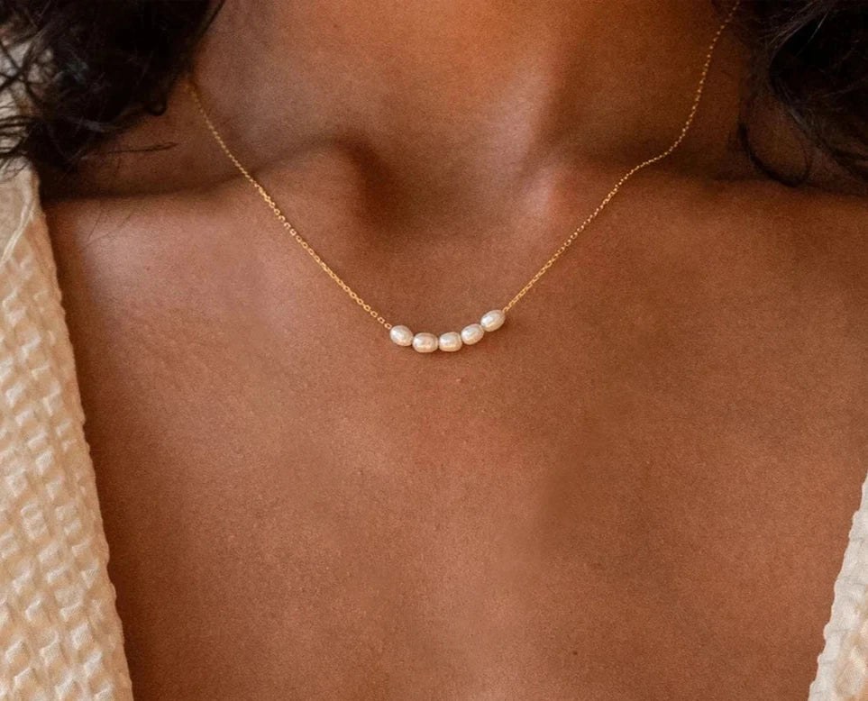 Colar Minimalista 5 Pérolas