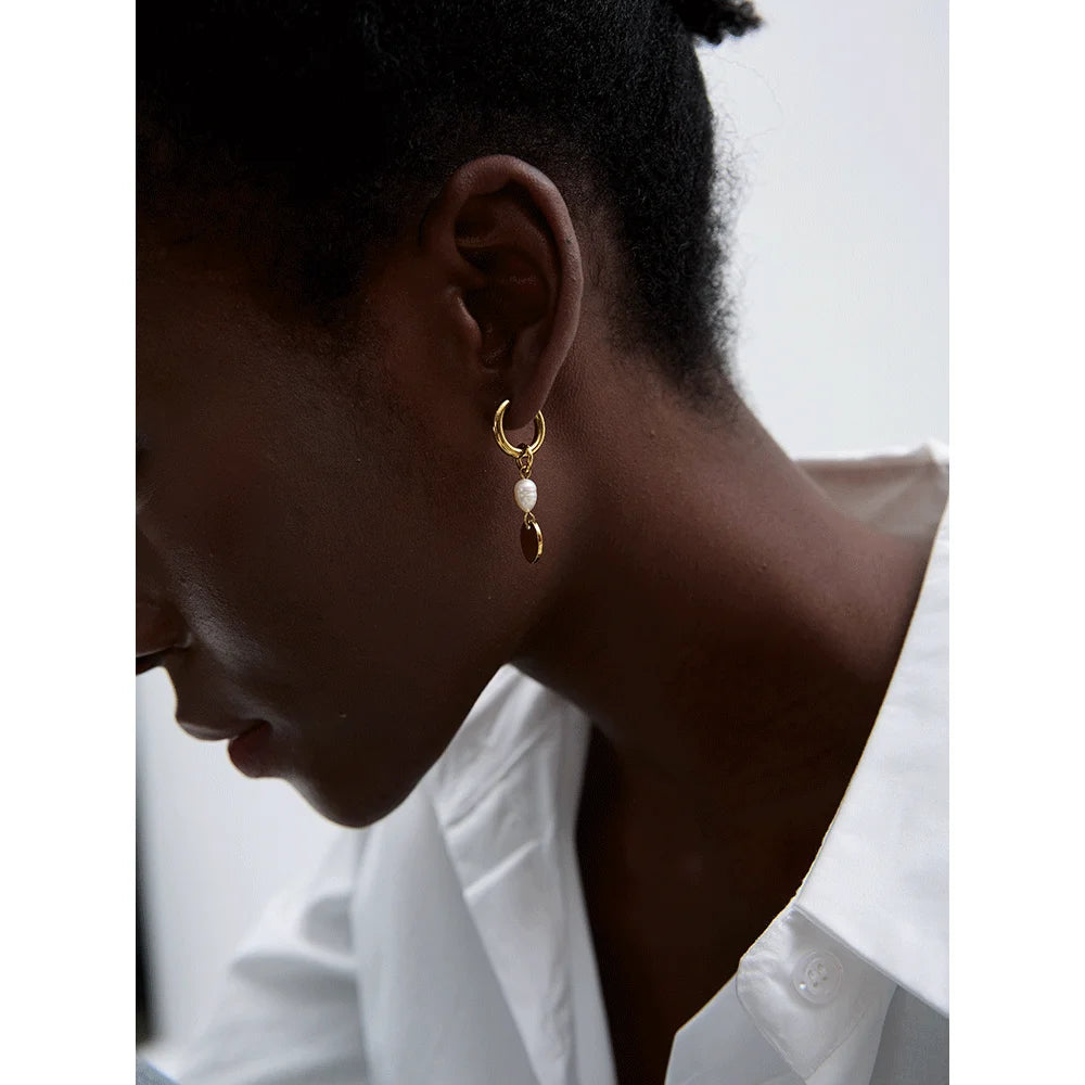 Brinco em Ouro 18k Pendente Pérola Detalhe Flor