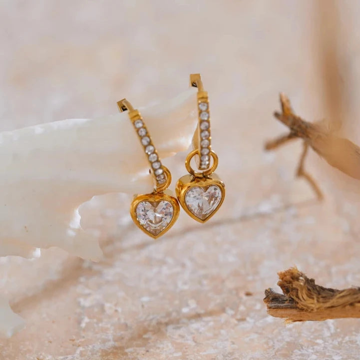 Brinco em Ouro 18k Coração Zircônia Cravejado