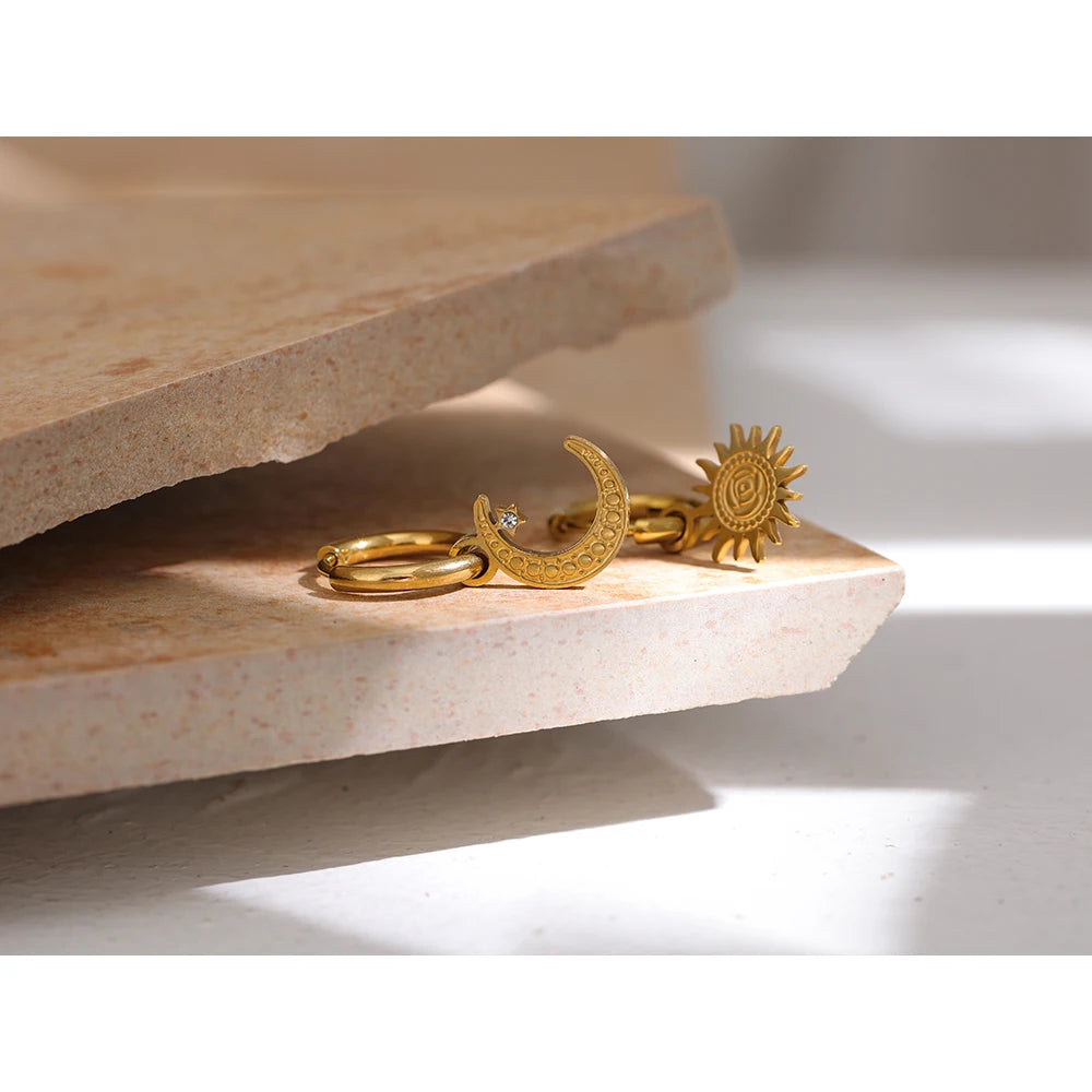 Brinco em Ouro 18k Sol e Lua Assimétrico
