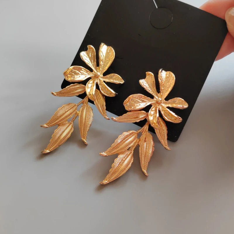 Brinco em Ouro 18k Flor Longa Delicada