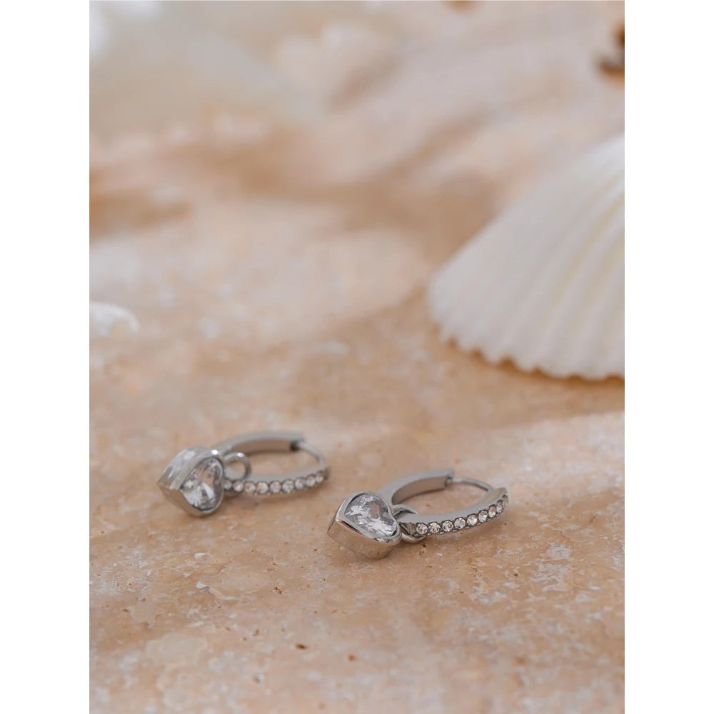 Brinco em Ouro 18k Coração Zircônia Cravejado