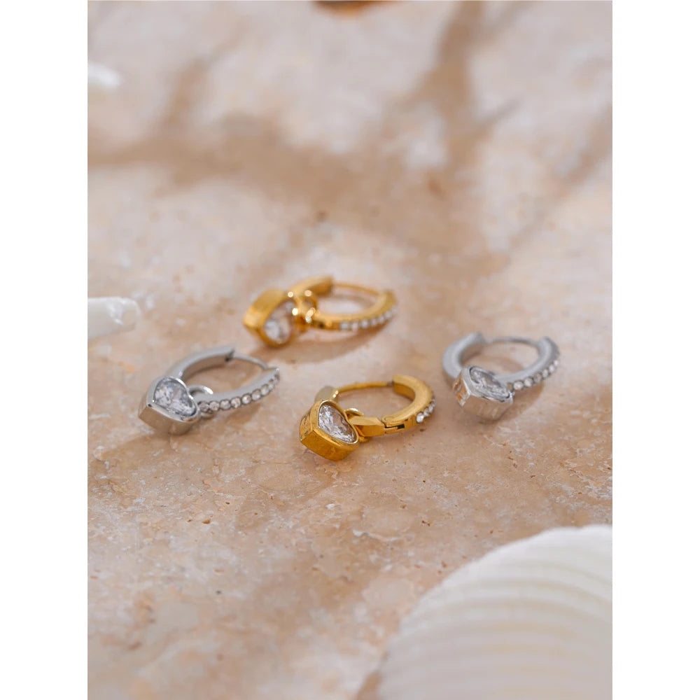 Brinco em Ouro 18k Coração Zircônia Cravejado