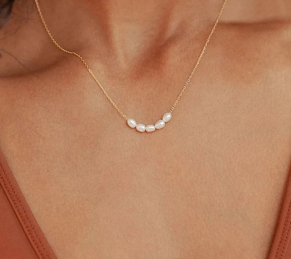 Colar Minimalista 5 Pérolas