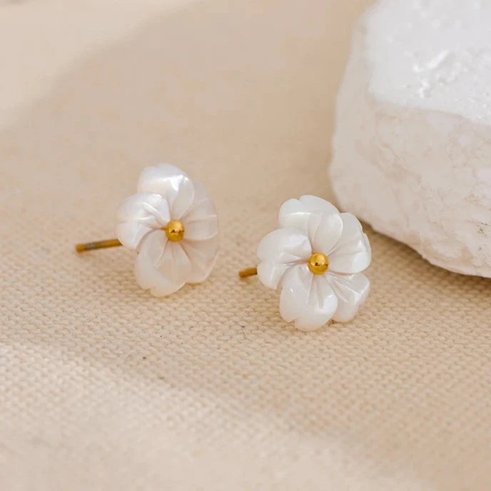 Brinco Flor Branca Delicada