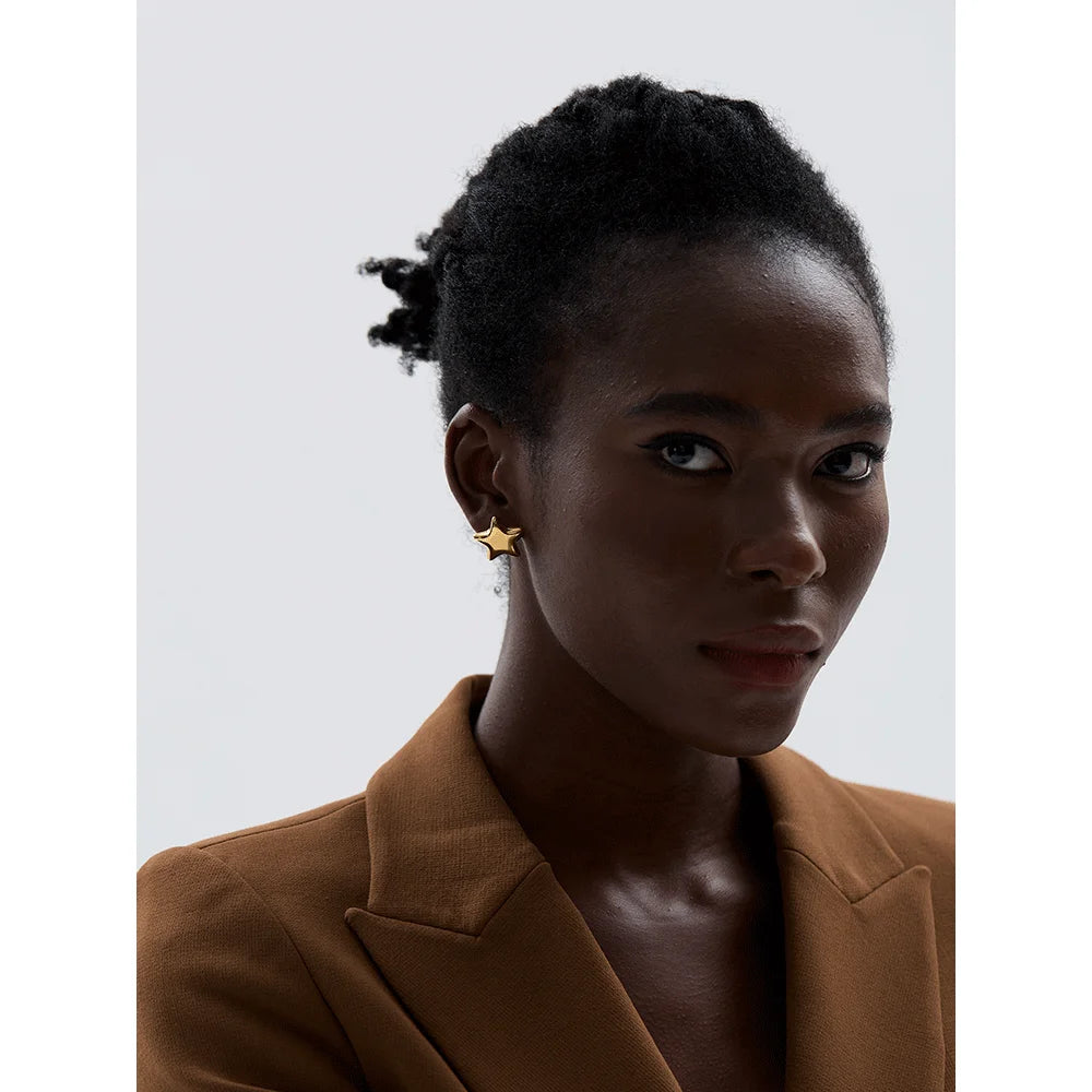 Brinco em Ouro 18k Estrela Minimalista Lisa