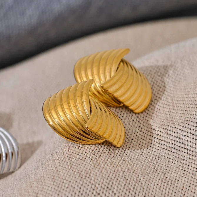 Brinco em Ouro 18k Formas Entrelaçadas