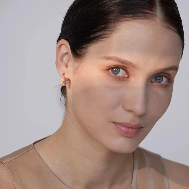 Brinco em Ouro 18k Argola Cravejado de Pérolas