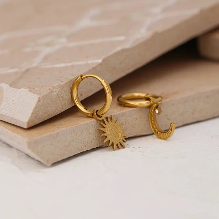 Brinco em Ouro 18k Sol e Lua Assimétrico