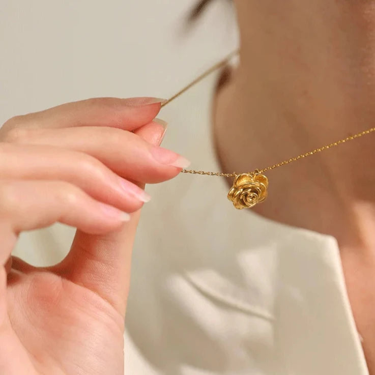 Colar Flor Delicada Minimalista