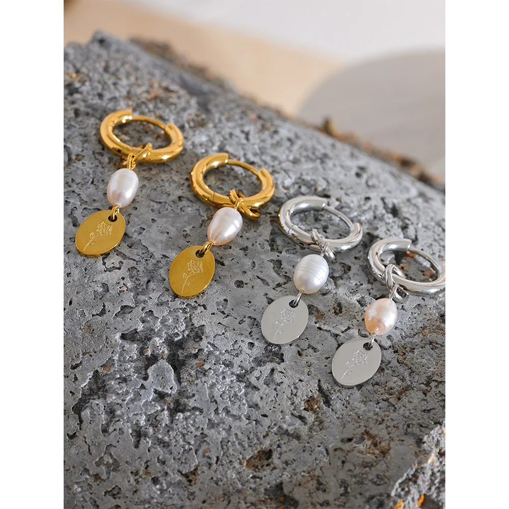 Brinco em Ouro 18k Pendente Pérola Detalhe Flor