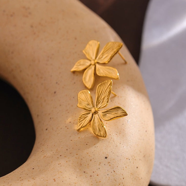 Brinco Floral Moderno em Ouro