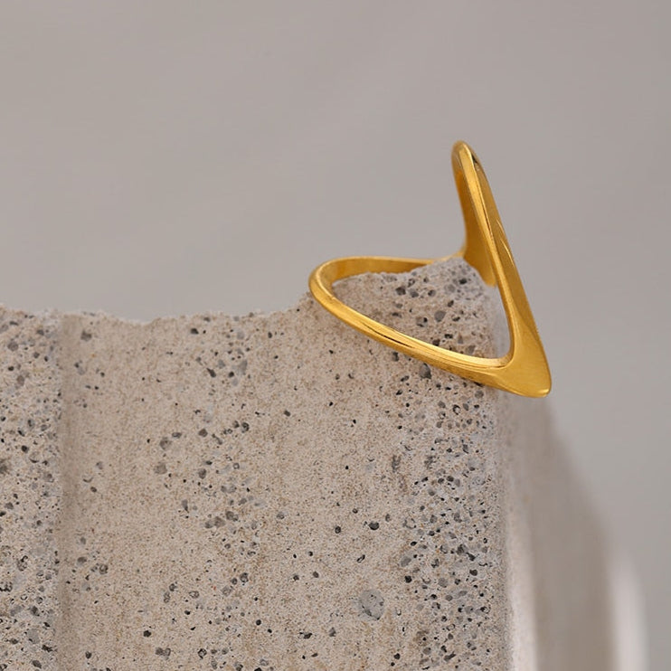 Anel Geométrico Ponta em Ouro