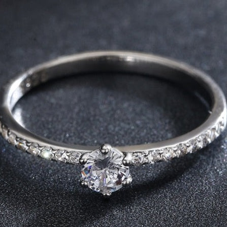 Anel Solitário Clássico Cravejado em Prata 925