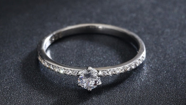 Anel Solitário Clássico Cravejado em Prata 925