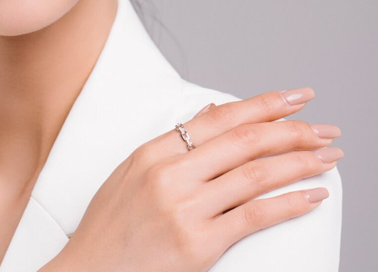 Anel Corrente Cravejado Zircônia em Prata 925