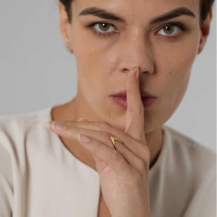 Anel Geométrico Ponta em Ouro
