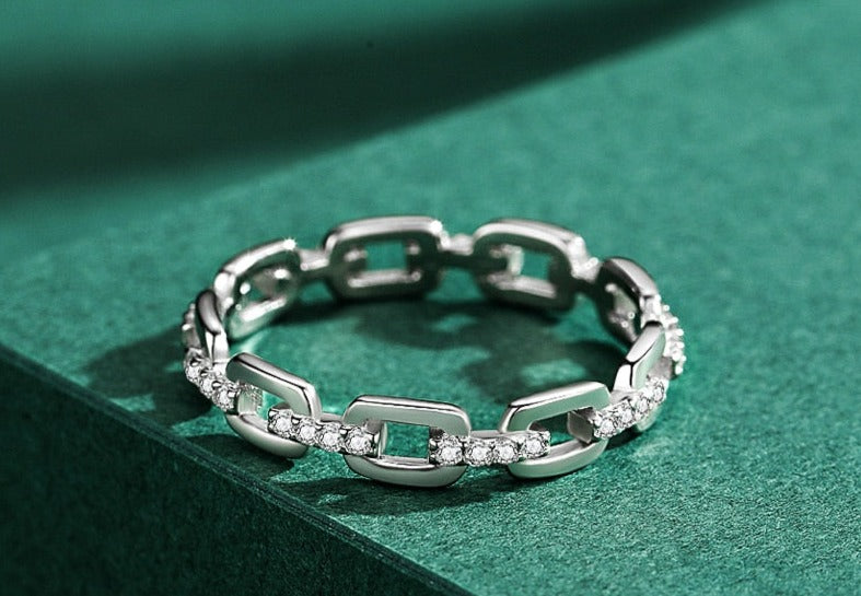 Anel Corrente Cravejado Zircônia em Prata 925