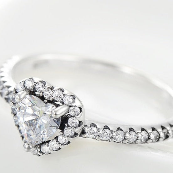 Anel Coração Cravejado Vintage em Prata 925