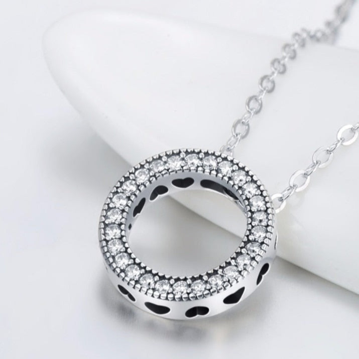 Colar Circulo Cravejado Corações em Prata 925