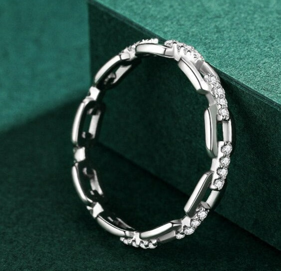 Anel Corrente Cravejado Zircônia em Prata 925