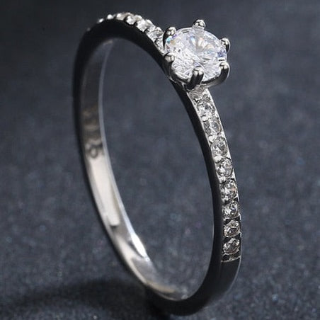 Anel Solitário Clássico Cravejado em Prata 925