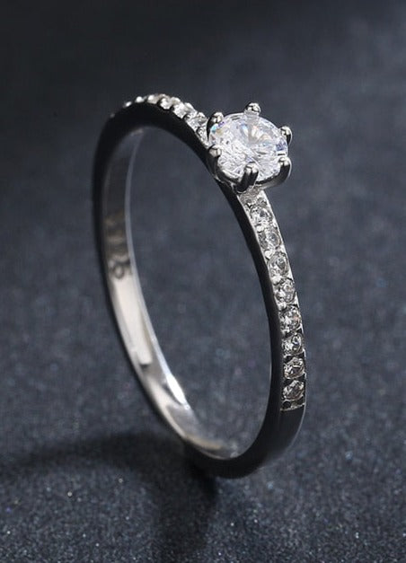 Anel Solitário Clássico Cravejado em Prata 925