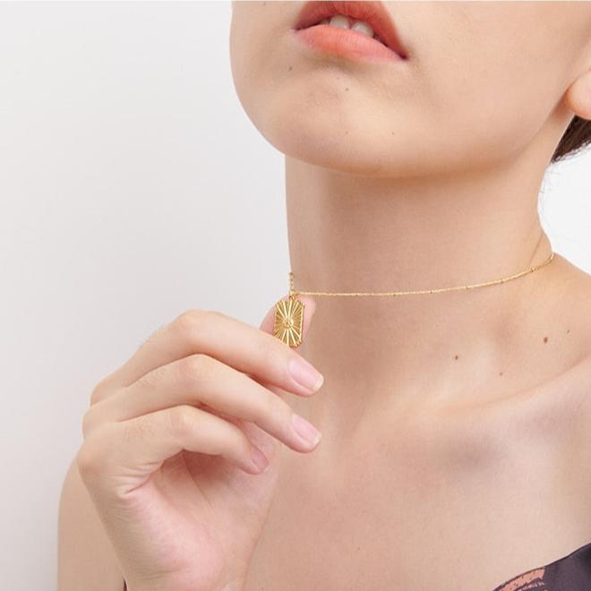 Colar Pendente Quadrado Raios Solares 18k