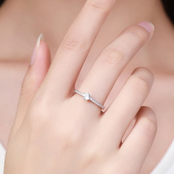 Anel Solitário Clássico Cravejado em Prata 925