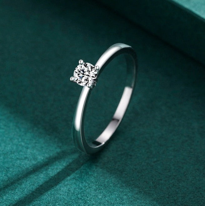 Anel Solitário Clássico em Prata 925