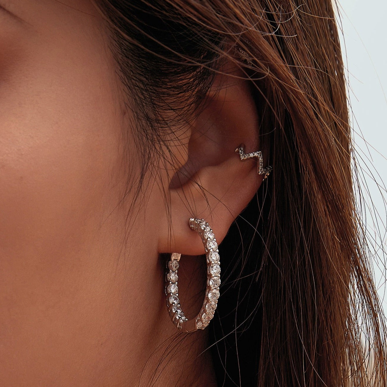 Brinco Argola Clássica Cravejada Zircônia em Prata 925