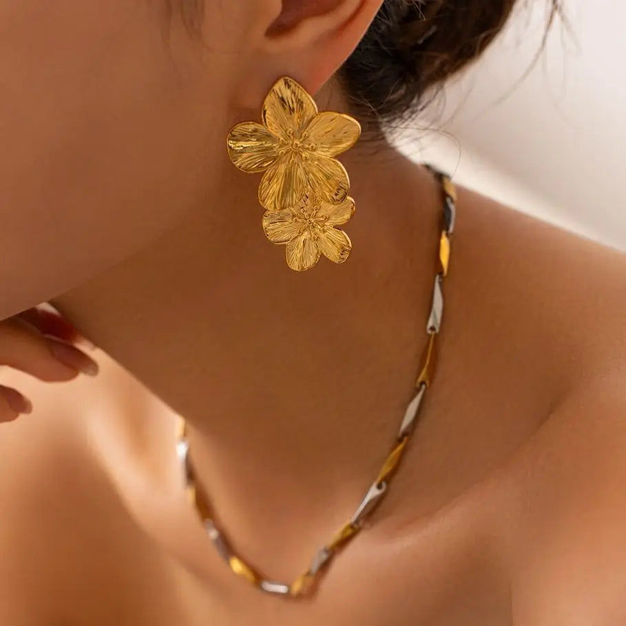 Brinco em Ouro 18k Flor Dupla Elegante