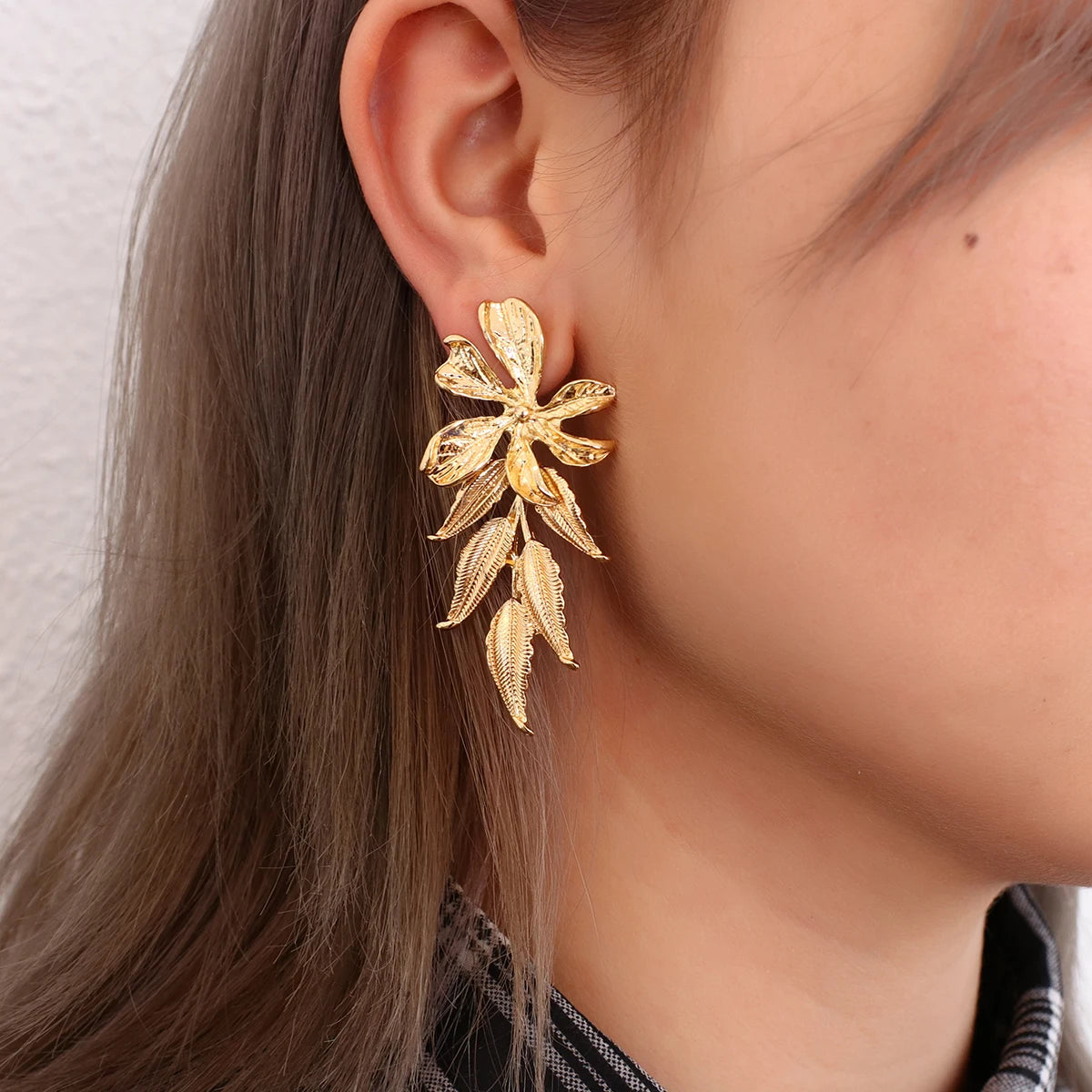 Brinco em Ouro 18k Flor Longa Delicada