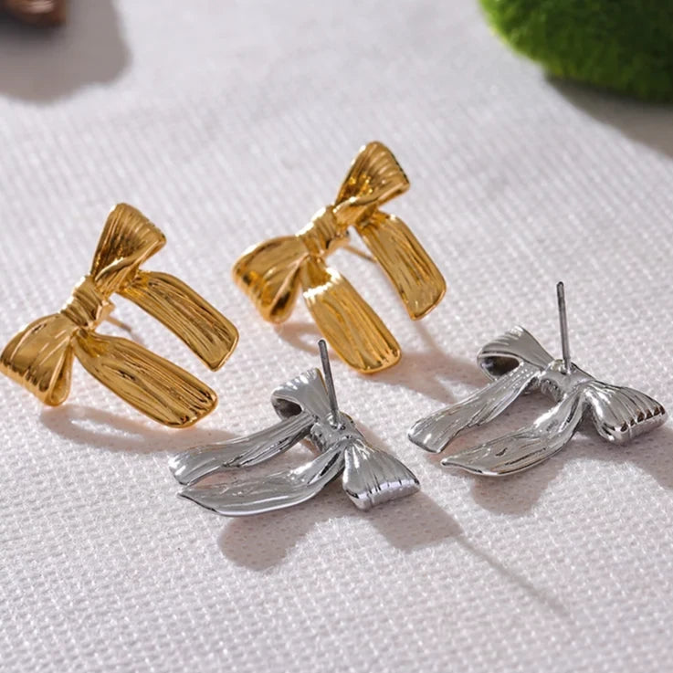 Brinco em Ouro 18k Laço Delicado