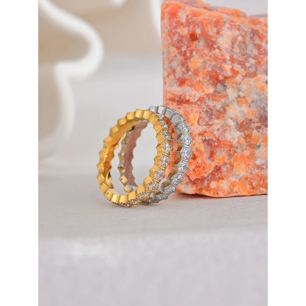 Anel Cravejado Zircônia Elegante